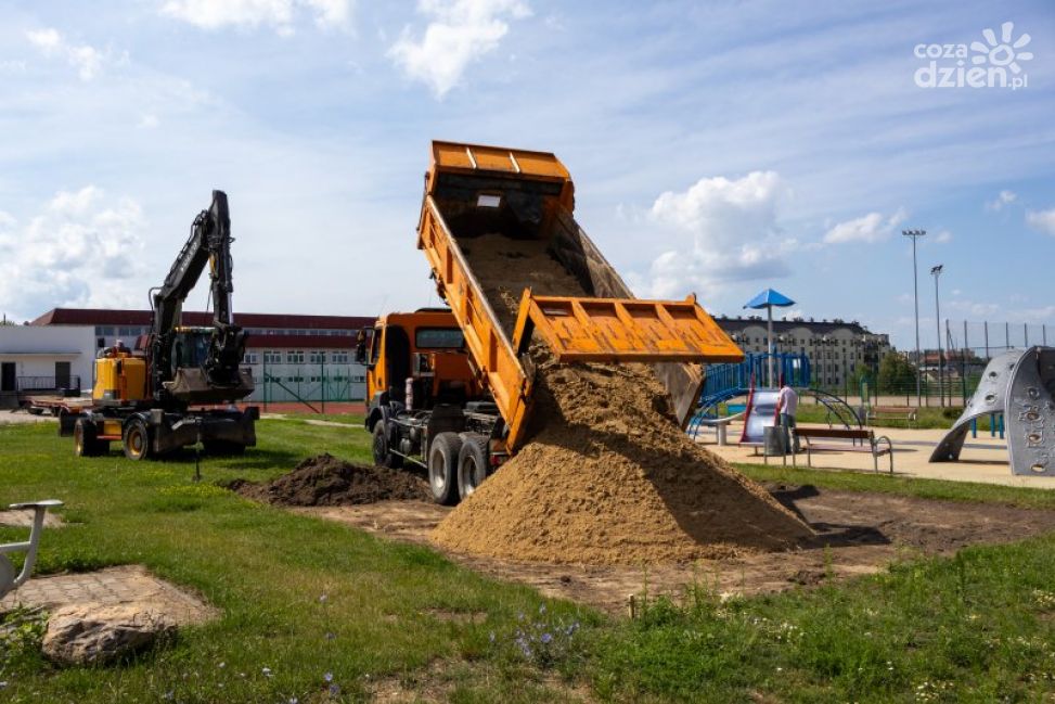 Plac zabaw przy SP nr 3 w Ciechanowie zyska nowe urządzenia