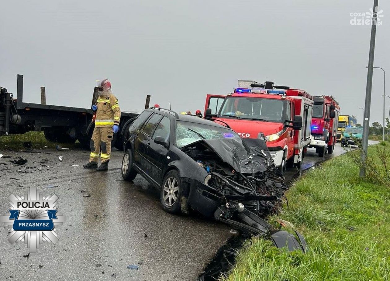 5 osób trafiło do szpitala po czołowym zderzeniu z ciężarówką!