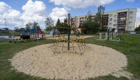 Szkoła Podstawowa nr 3 w Ciechanowie z nowym placem zabaw
