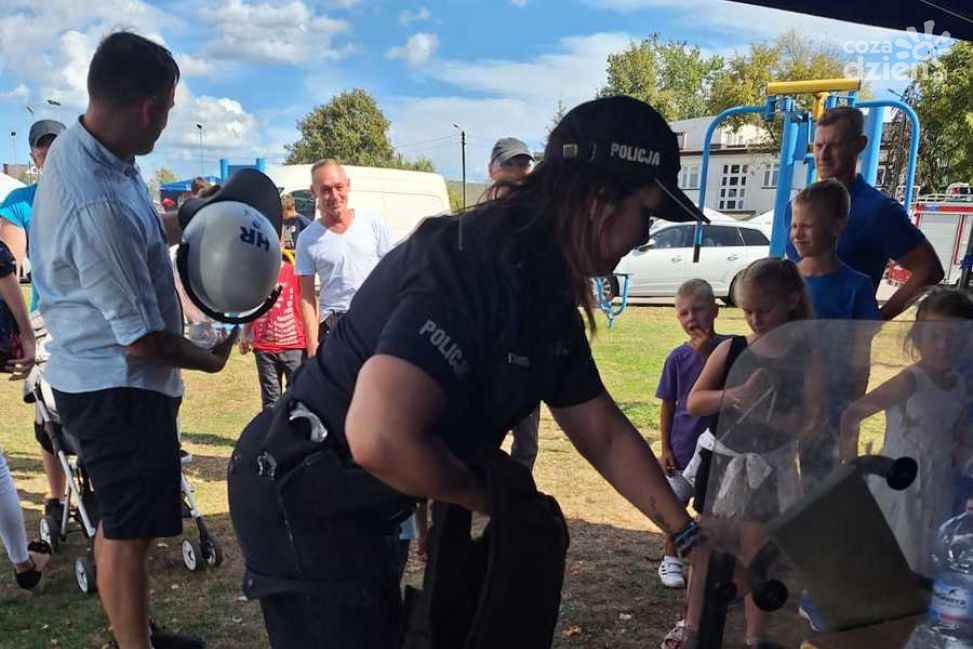 Policjanci z Makowa promują bezpieczeństwo na pikniku w Sypniewie