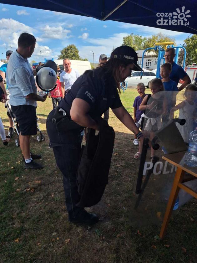 Policjanci z Makowa promują bezpieczeństwo na pikniku w Sypniewie