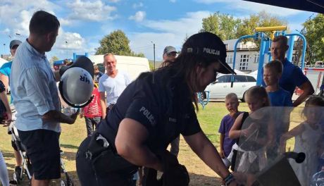 Policjanci z Makowa promują bezpieczeństwo na pikniku w Sypniewie