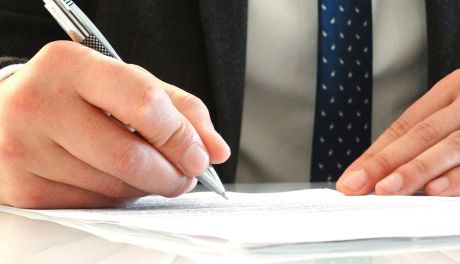 Pożar w bloku w Ciechanowie. Niewykluczone, że żołnierz usłyszy zarzuty