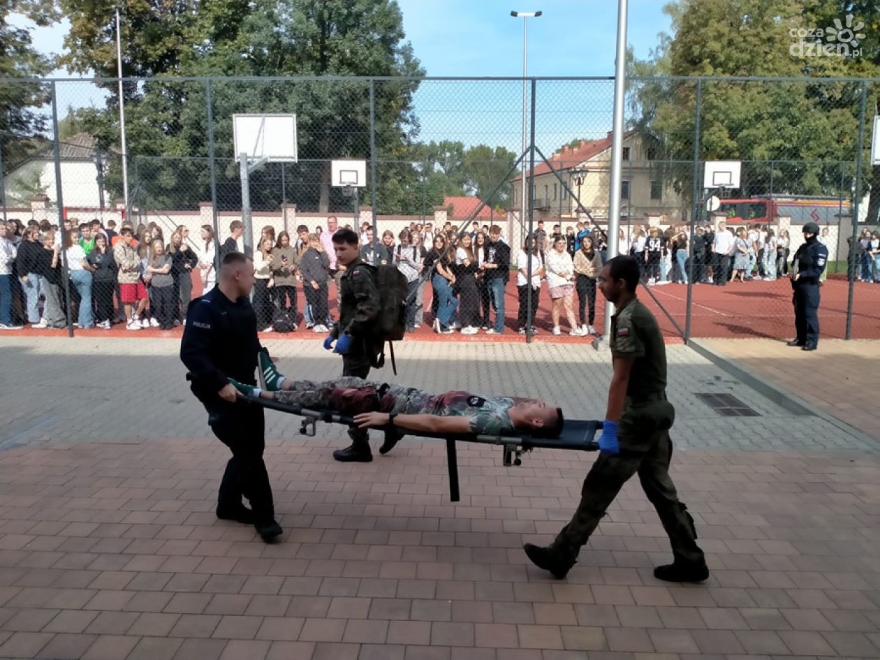 Zamaskowani napastnicy w liceum w Pułtusku! Ćwiczenia służb zakończone sukcesem