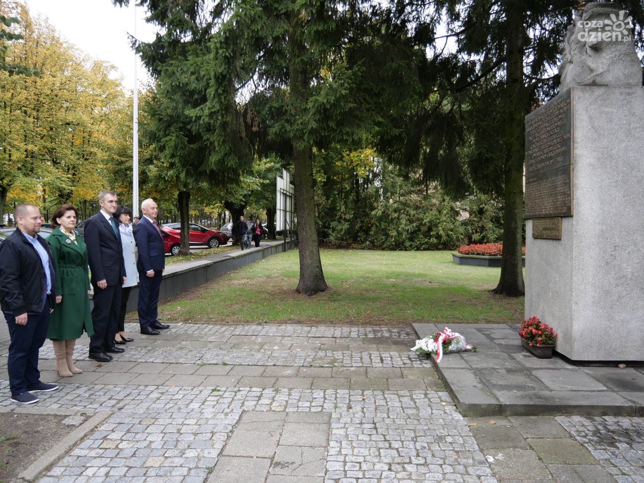 Hołd dla poległych nauczycieli z powiatu mławskiego w Dniu Edukacji Narodowej