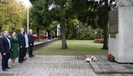 Hołd dla poległych nauczycieli z powiatu mławskiego w Dniu Edukacji Narodowej