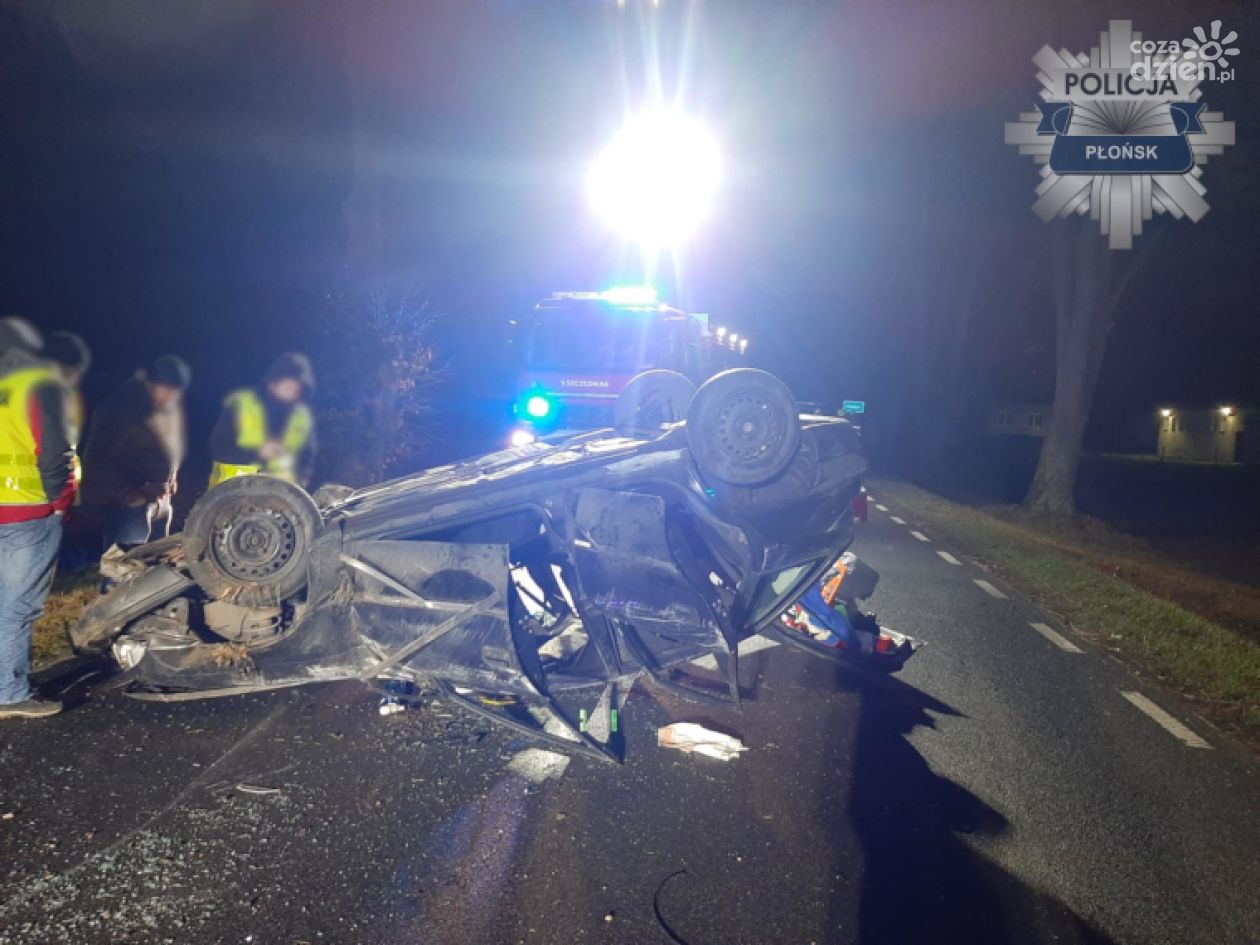 21-latek w ciężkim stanie po dachowaniu opla