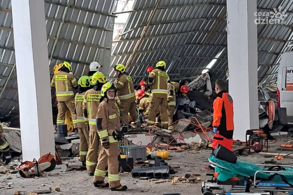 Tragedia w Mławie: zawalił się dach hali. Dwóch robotników zginęło, jeden ranny [aktualizowane]