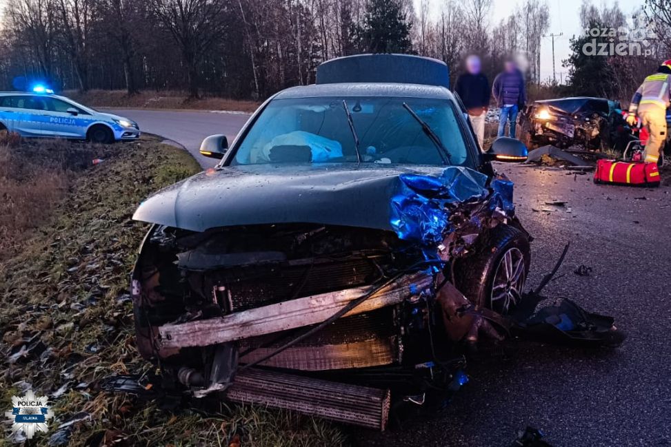 Wypadek na oblodzonej drodze pod Mławą