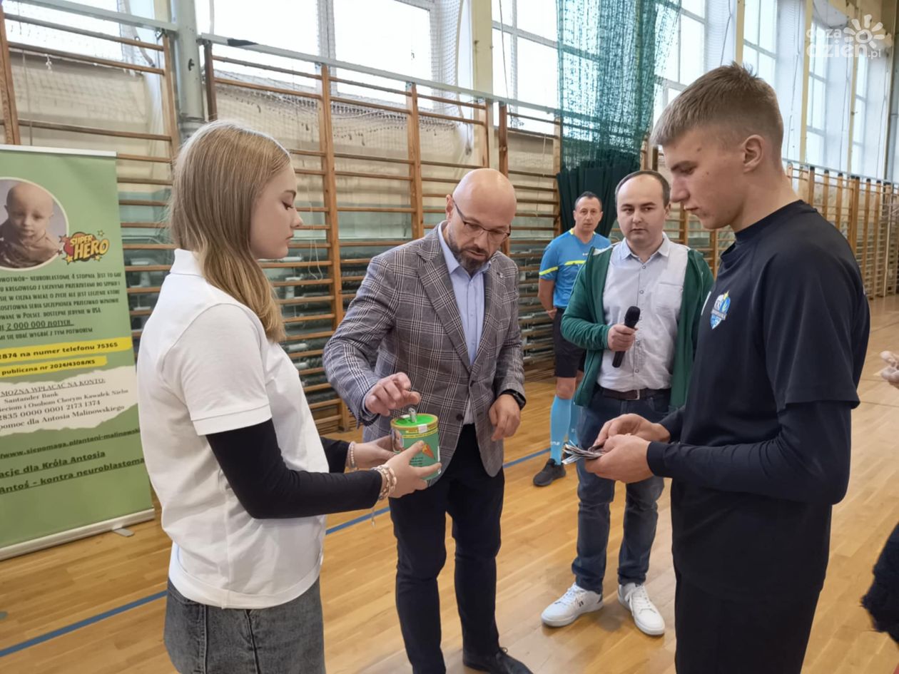 Zagrało 14 drużyn. Kibice i zawodnicy byli hojni. Charytatywny turniej dla Antosia