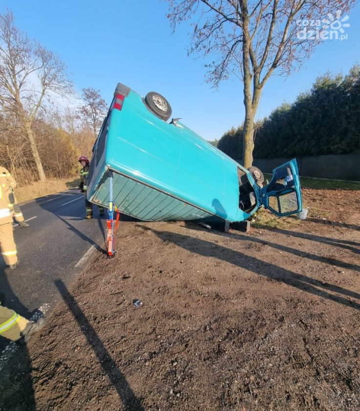 Uwaga kierowcy! W Mieszkach Wielkich dachował bus, są utrudnienia 