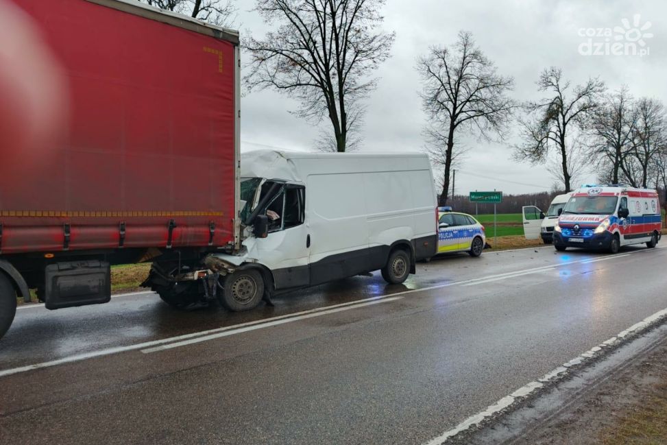 Iveco wjechało w mercedesa, są utrudnienia na krajowej 60