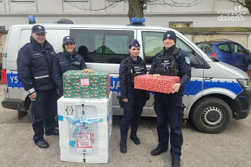 Policjanci z Ciechanowa pomagają w ramach „Szlachetnej Paczki”