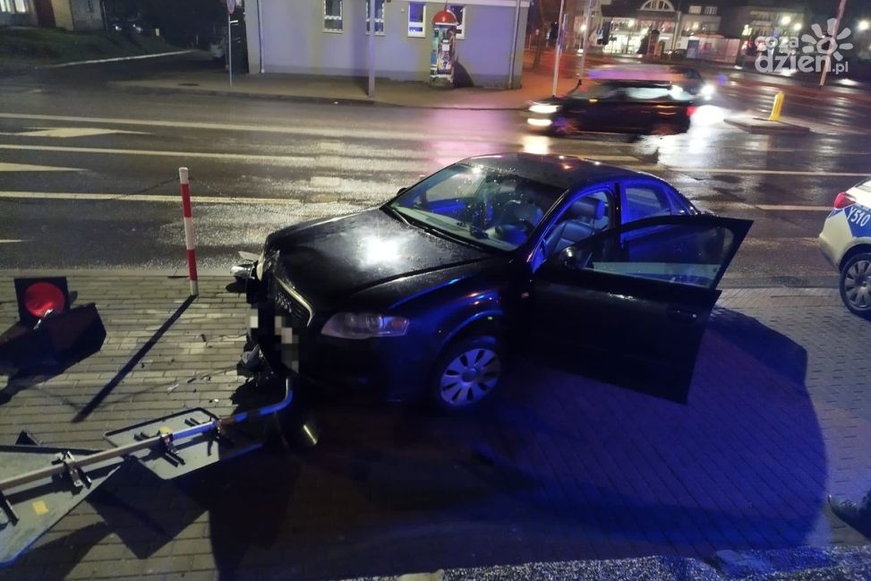 Szaleńcza jazda ulicami Ciechanowa! Kierowca audi pędził 122 km/h i zignorował czerwone światło