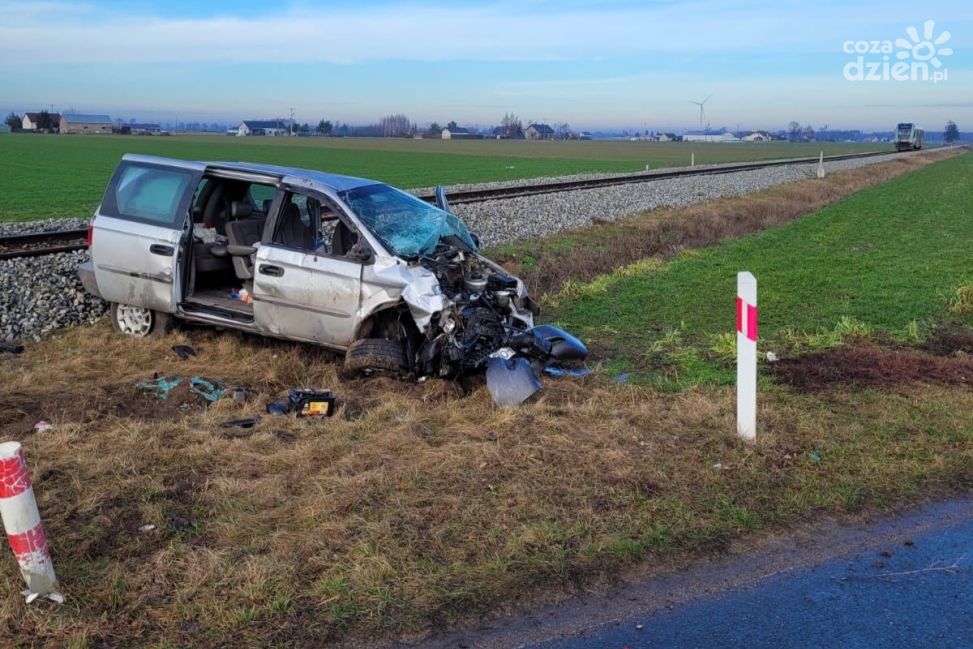 Wypadek na przejeździe kolejowym w Kaczorowach - szynobus zderzył się z samochodem osobowym