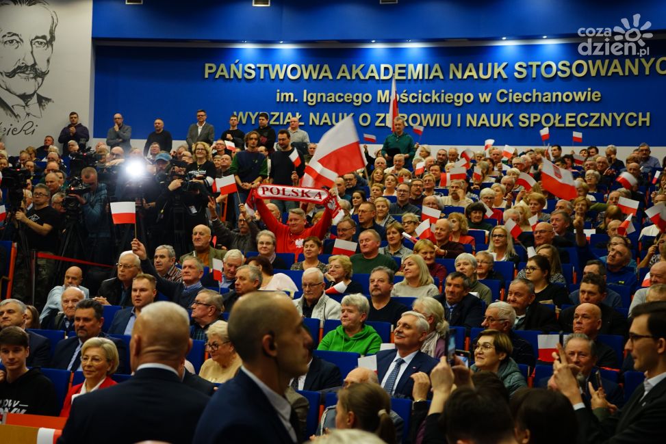 Nawrocki przemawia, studenci dostają białej gorączki