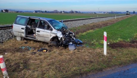 Wypadek na przejeździe kolejowym w Kaczorowach - szynobus zderzył się z samochodem osobowym