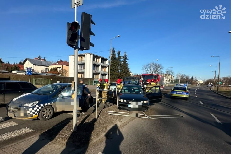 Kolizja na ul. Tatarskiej w Ciechanowie - BMW uderza w tył Opla