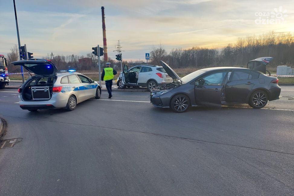 Wypadek w Ciechanowie! Kierowca Opla trafił do szpitala po zderzeniu z Toyotą