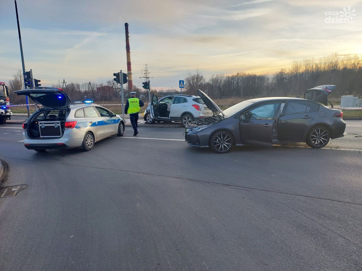 Wypadek na ruchliwym skrzyżowaniu. Czyja wina?