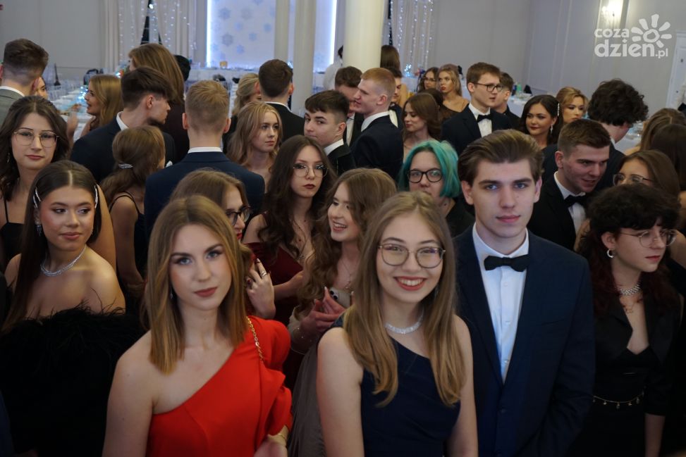 Studniówka 2025 maturzystów "Krasiniaka" już za nami - zobaczcie jak było [zdjęcia]
