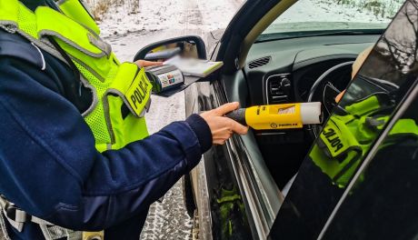 Pijany 24-latek za kierownicą pomimo sądowego zakazu. Grozi mu 5 lat więzienia