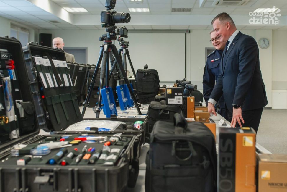 Aparaty fotograficzne, walizki kryminalistyczne, alkomaty i dron. Nowy sprzęt trafi do komend z całego województwa