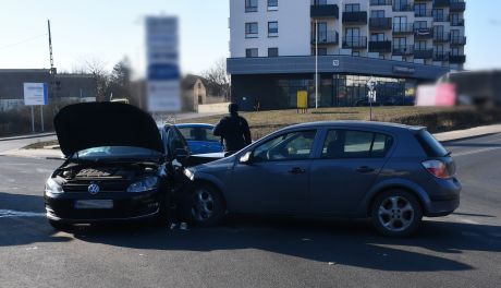 Wypadek w Mławie - dwie osoby w szpitalu po zderzeniu na Sienkiewicza