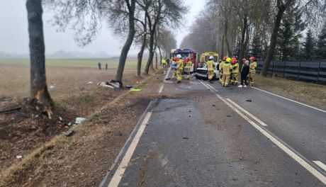 Groźny wypadek w Grudusku! 18-latka uderzyła autem w drzewo