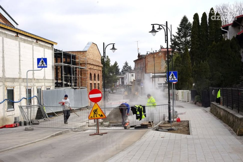 Prace drogowe w centrum Ciechanowa - zmiany w ruchu na ulicach Nadrzecznej i Dolnej