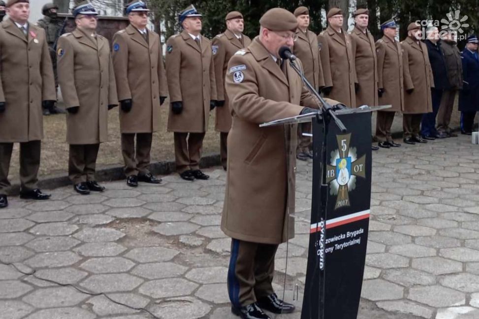 Był uroczysty apel w koszarach i odznaczenia dla żołnierzy 5 MBOT