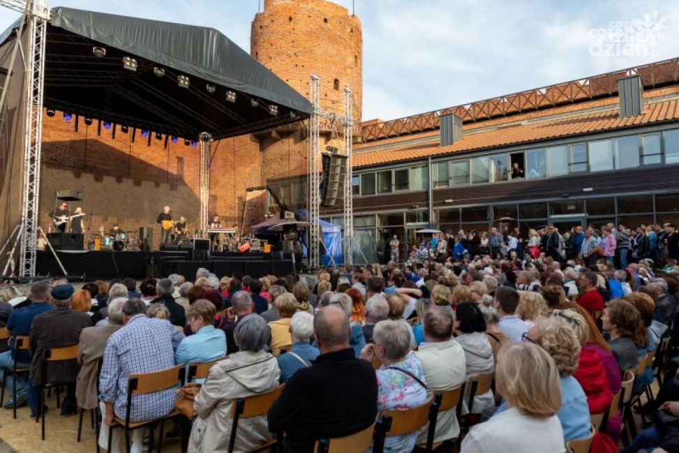 Koncert KAYAH w Ciechanowie z okazji Dnia Flagi Rzeczypospolitej Polskiej