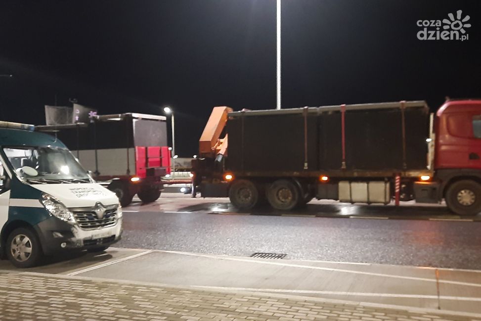 Rekordowe przeciążenia na trasie S7. Inspekcja Transportu Drogowego zatrzymała „stonogi” ważące ponad 76 ton