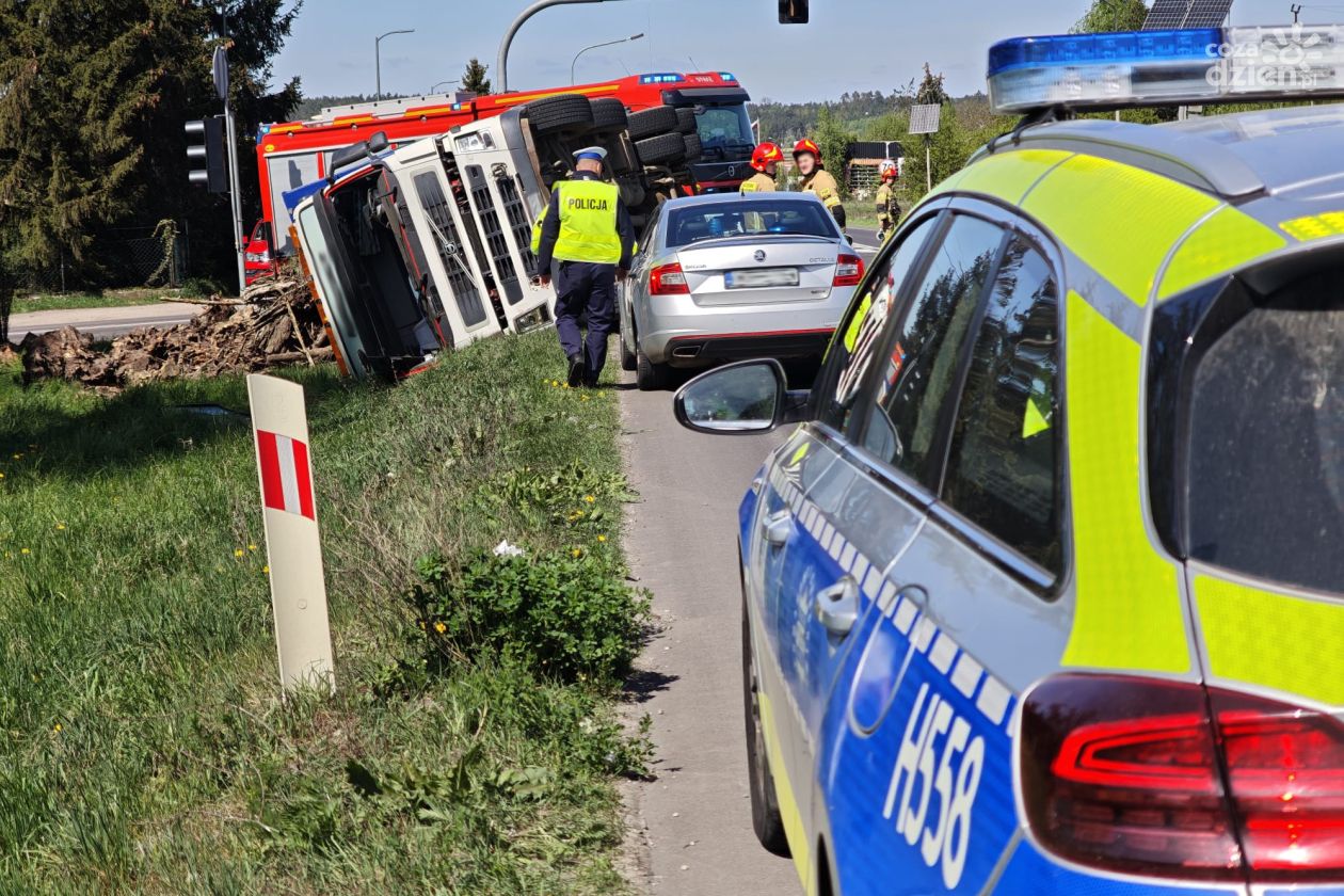 Ciężarówka przewrócona w Mławie