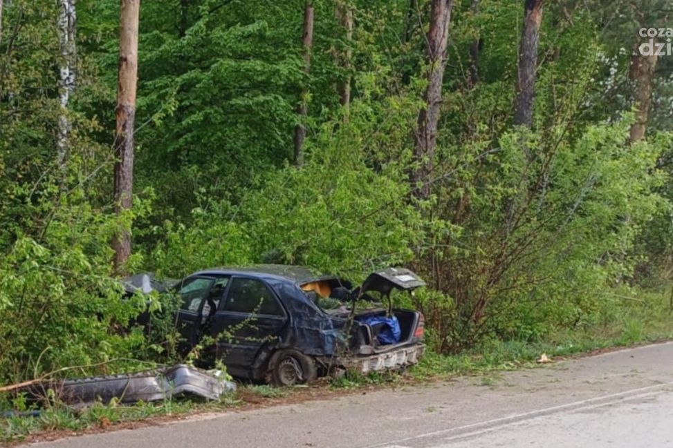Koszmarny wypadek pod Różanem - mercedes roztrzaskał się o drzewo w Podborzu