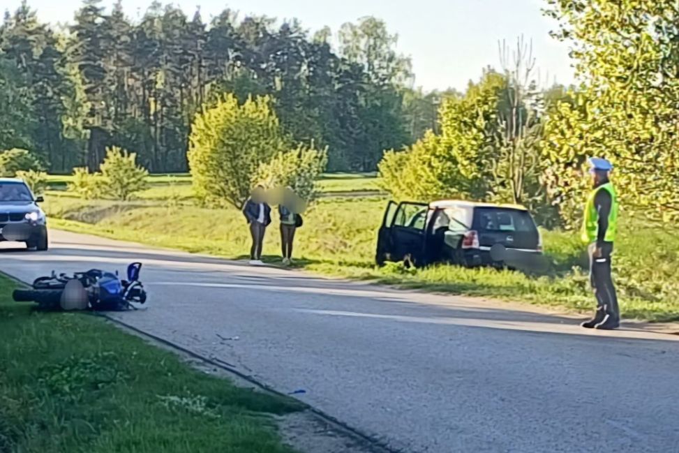 Groźny wypadek w Słoniawach - motocyklista z Warszawy zderzył się z Oplem