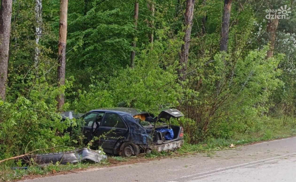 Mercedes skasowany w lesie, byli ranni