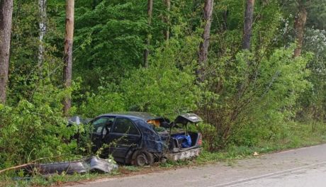 Koszmarny wypadek pod Różanem - mercedes roztrzaskał się o drzewo w Podborzu