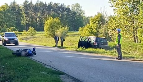 Groźny wypadek w Słoniawach - motocyklista z Warszawy zderzył się z Oplem