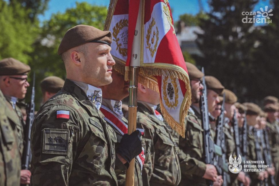 Żołnierze 5 MBOT uczcili Dzień Flagi i Święto Konstytucji 3 Maja w Ciechanowie