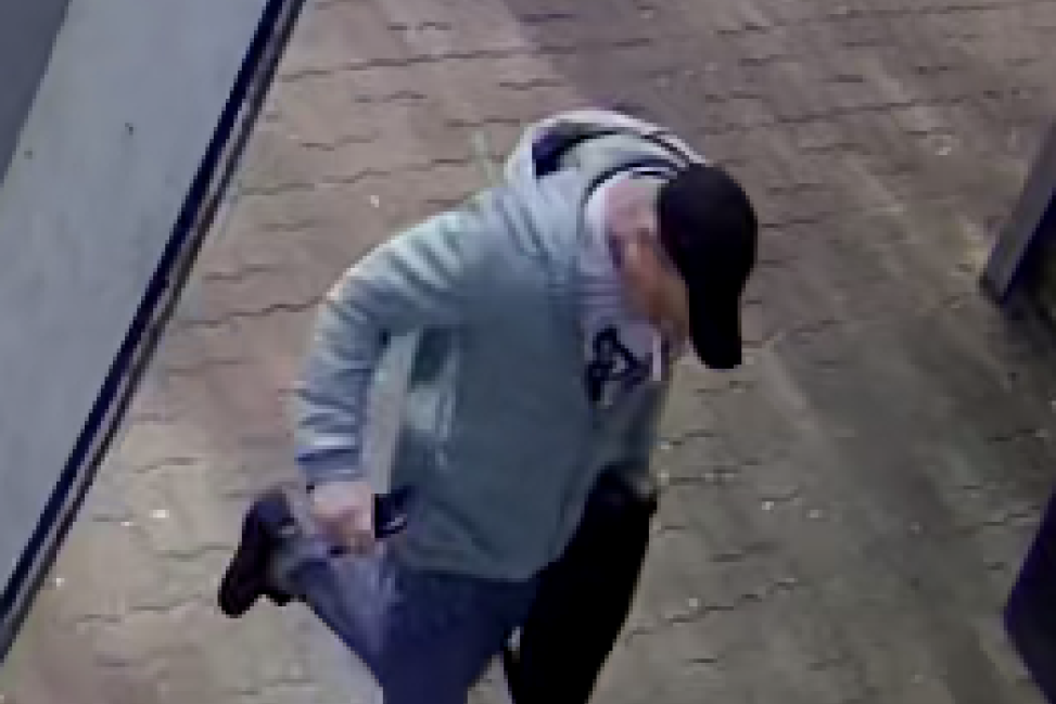Kradzież aktówki przy pomniku w Ciechanowie – policja prosi o pomoc w identyfikacji sprawcy