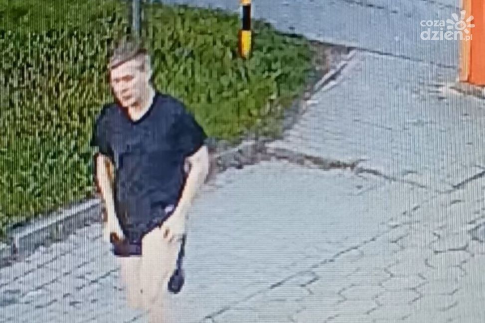 Kradzież motoroweru w Ciechanowie. Policja publikuje wizerunek sprawcy i prosi o pomoc
