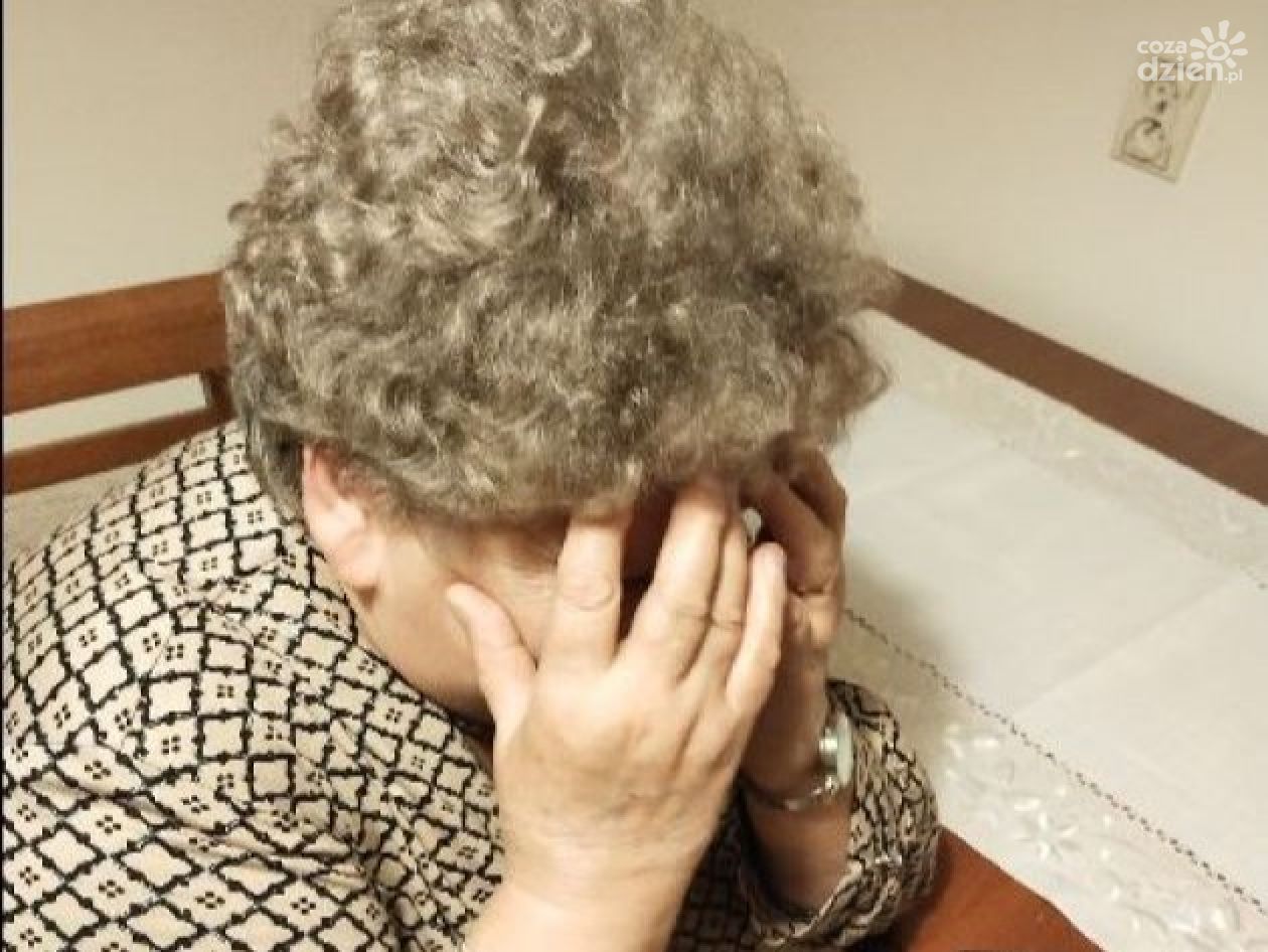 Mława: Fałszywi policjanci okradli seniorkę