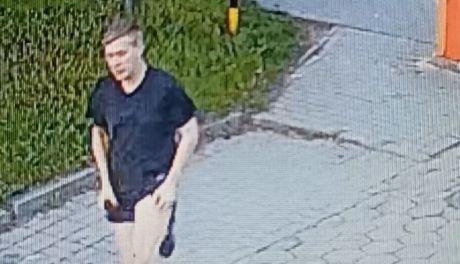 Kradzież motoroweru w Ciechanowie. Policja publikuje wizerunek sprawcy i prosi o pomoc