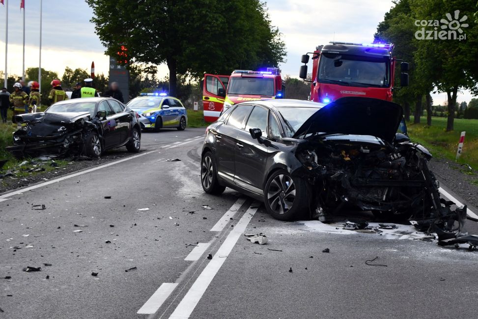 Wypadek w Stupsku. Ranni rodzice z 2-letnim dzieckiem po czołowym zderzeniu na DW 615