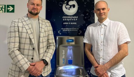 Ciechanowska Kranówka wspiera sportowców. Nowe poidełko w hali MOSiR – Jurand i ZWiK razem przeciw plastikowi!