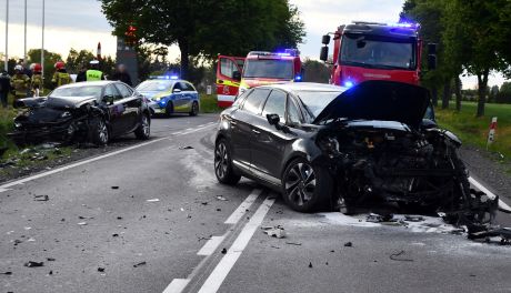 Wypadek w Stupsku. Ranni rodzice z 2-letnim dzieckiem po czołowym zderzeniu na DW 615