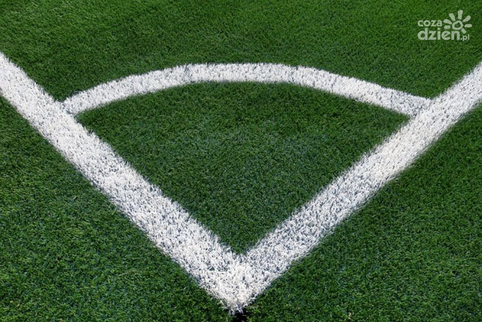 Skandal w Krasnem! Wandale zniszczyli murawę stadionu Iskry