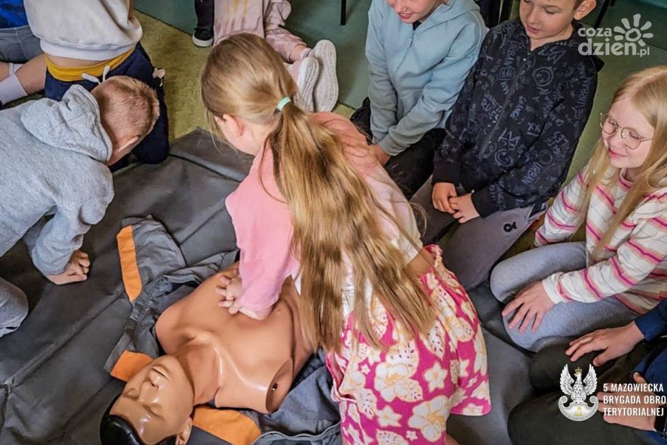 „Edukacja z wojskiem” wraca do szkół. Żołnierze uczą, jak radzić sobie w sytuacjach kryzysowych