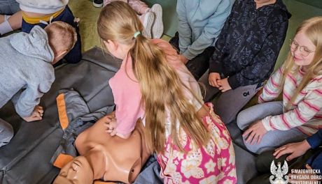 „Edukacja z wojskiem” wraca do szkół. Żołnierze uczą, jak radzić sobie w sytuacjach kryzysowych